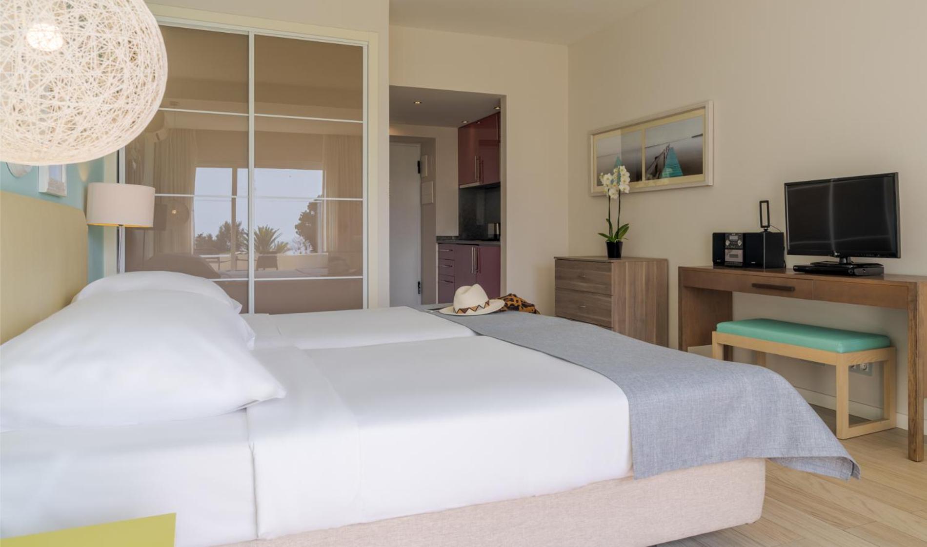 Pestana Alvor Praia Premium Beach & Golf Resort Екстериор снимка A typical bedroom in a hotel